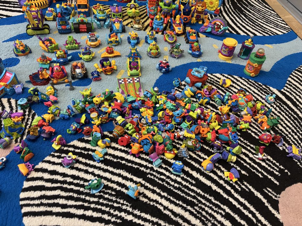 MEGA zestaw Super Zings 243 figurki + pojazdy + bazy +labolatorium itp