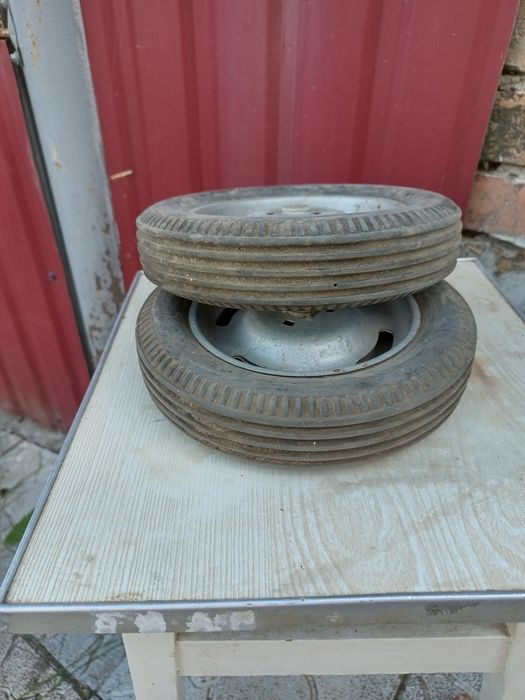 Пара колещат в задовільному стані.