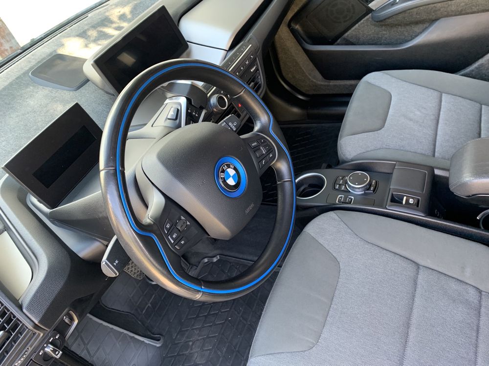 bmw i3 белая 2015 года Европа. электромобиль. музыка Harman