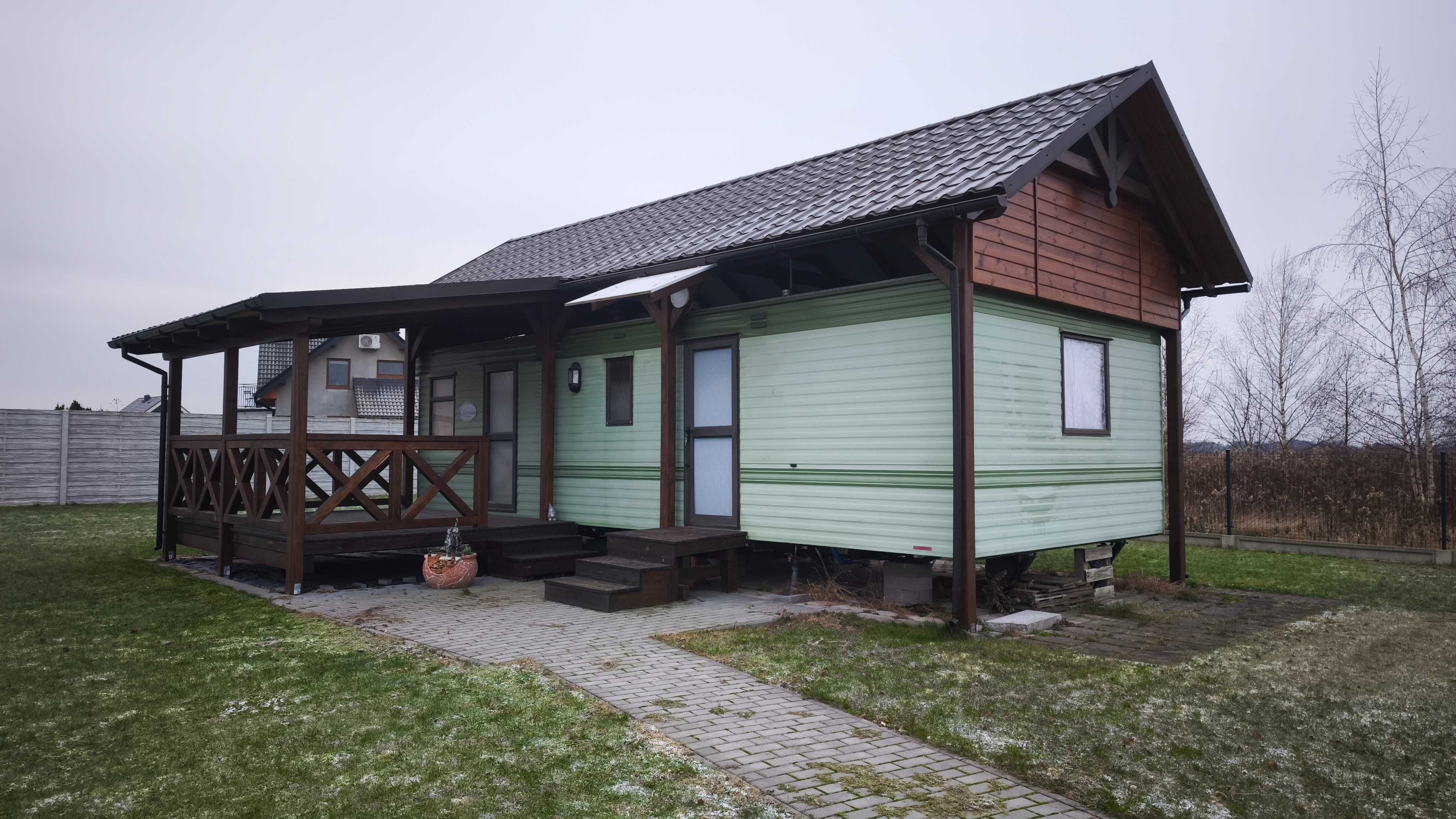 Domek holenderski z zadaszeniem i tarasem