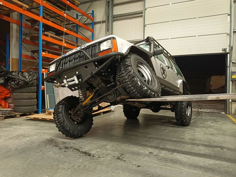 Jeep Cherokee Jeep Cherokee XJ 4.0 Off-Road, w terenie jeździ jak zmota