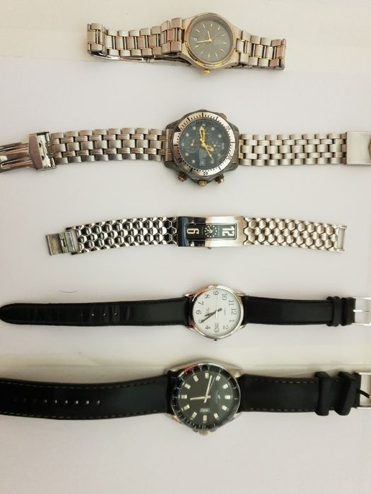 Zestaw zegarków

OMEGA WATER 50M RESIST QUARTZ nie dziala.

Omega SEAM