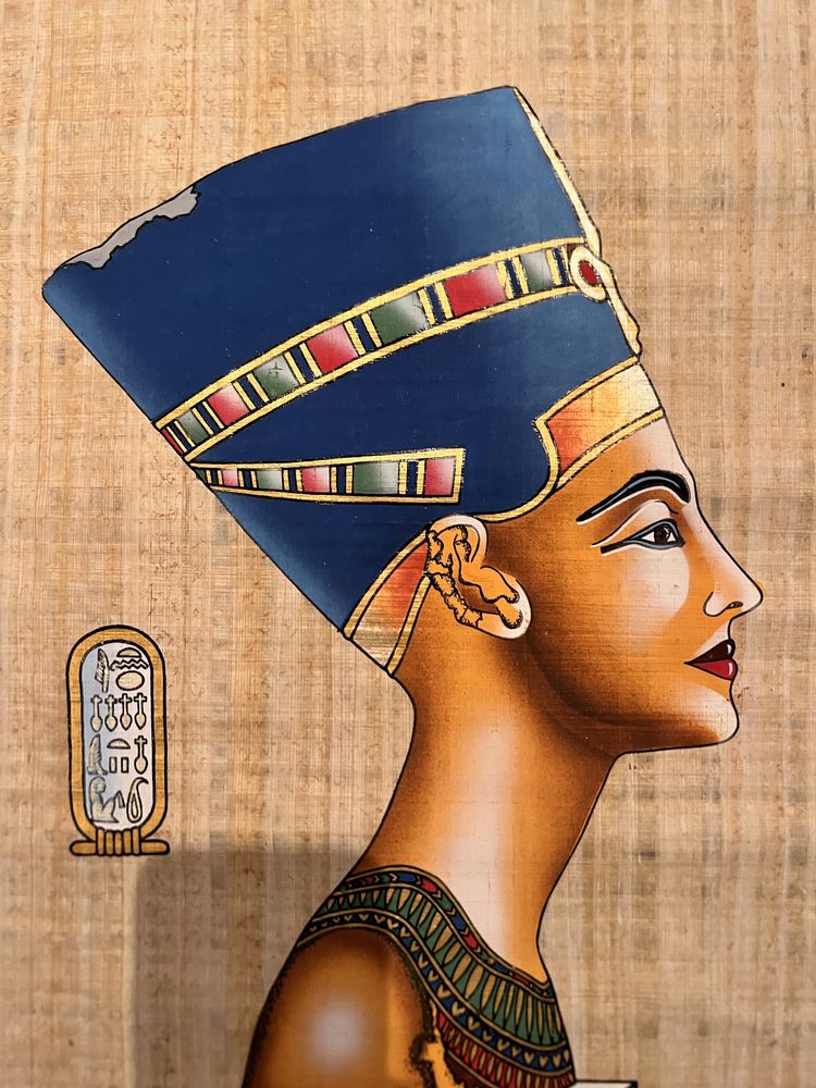 Papiro egípcio com busto retratado de Nefertiti