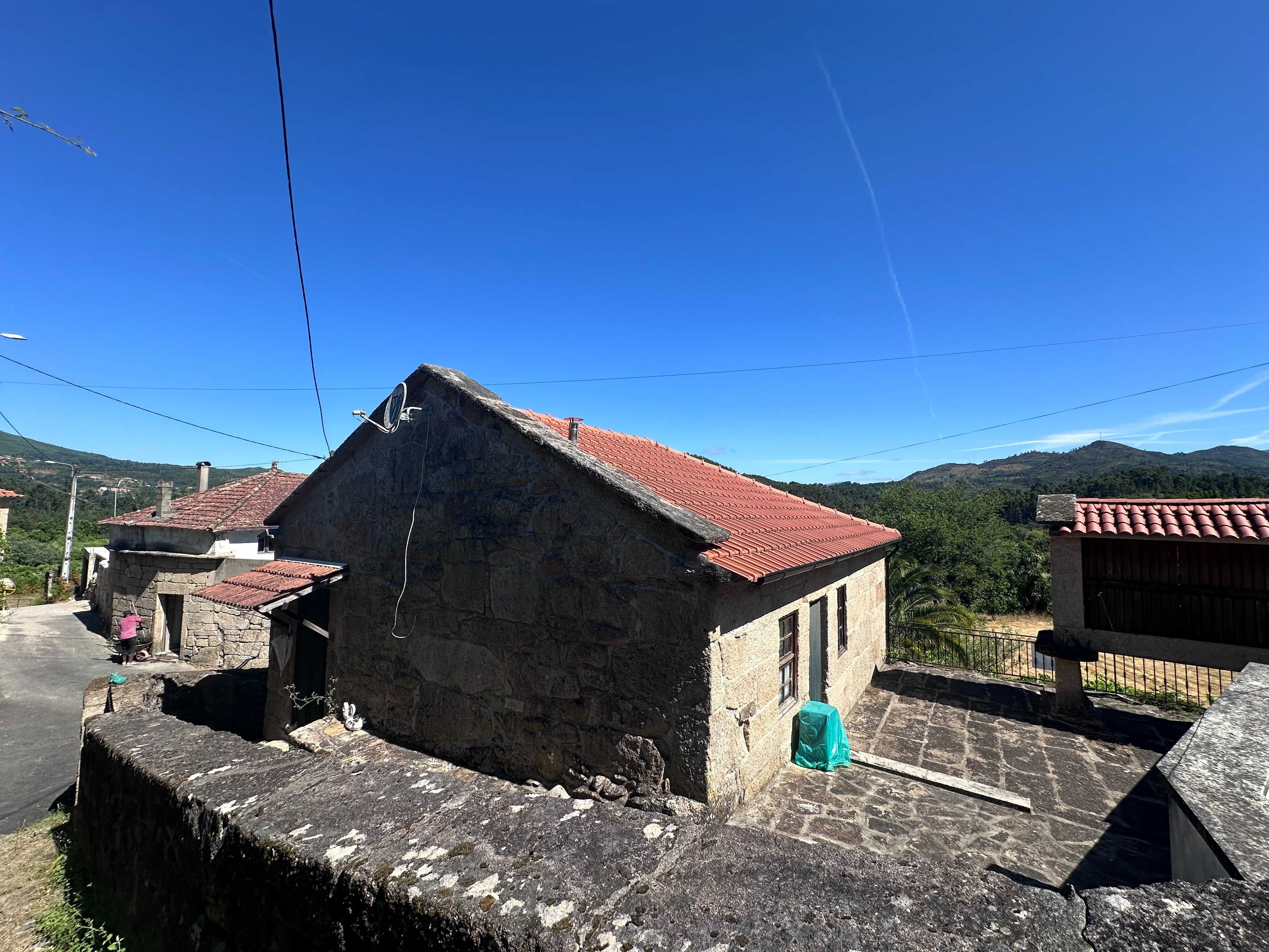 Refúgio Rural – Moradia em Pedra com Muito Potencial