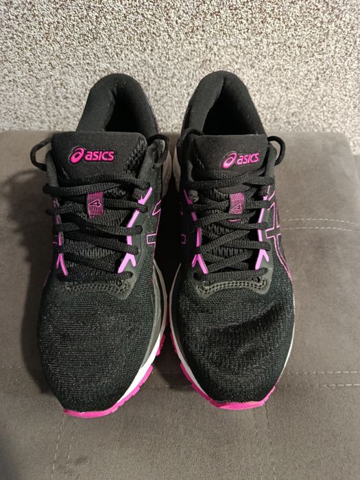 Продам жіночі кросівки в чудовому стані!