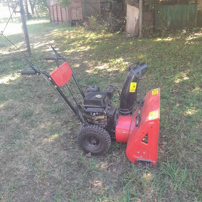 Бензиновый снегоуборщик