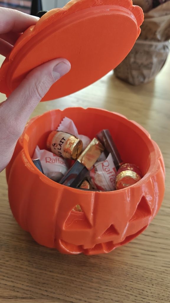 Pojemnik / lampa Halloweenowa w kształcie dyni z wieczkiem