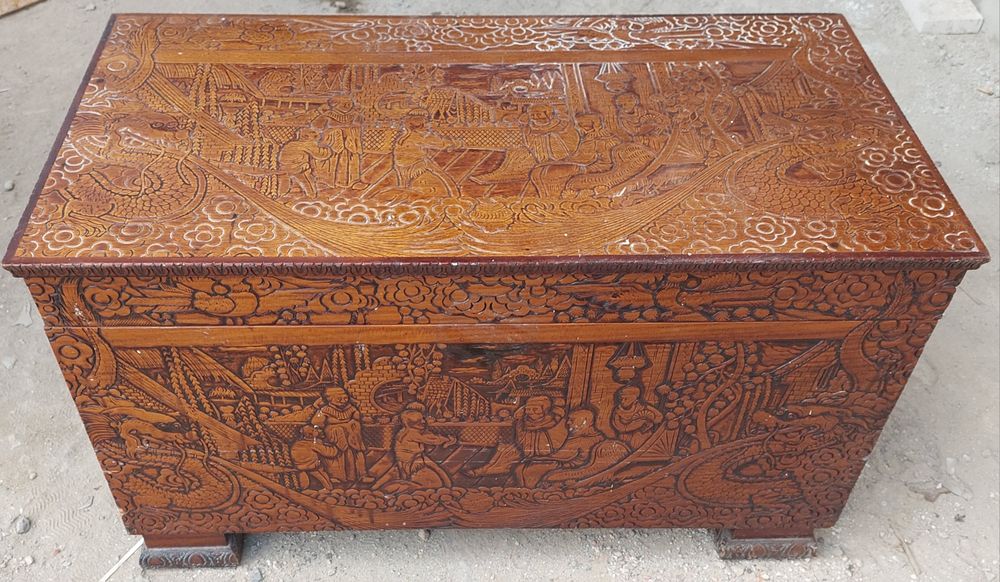 Baú em madeira maciça trabalhado