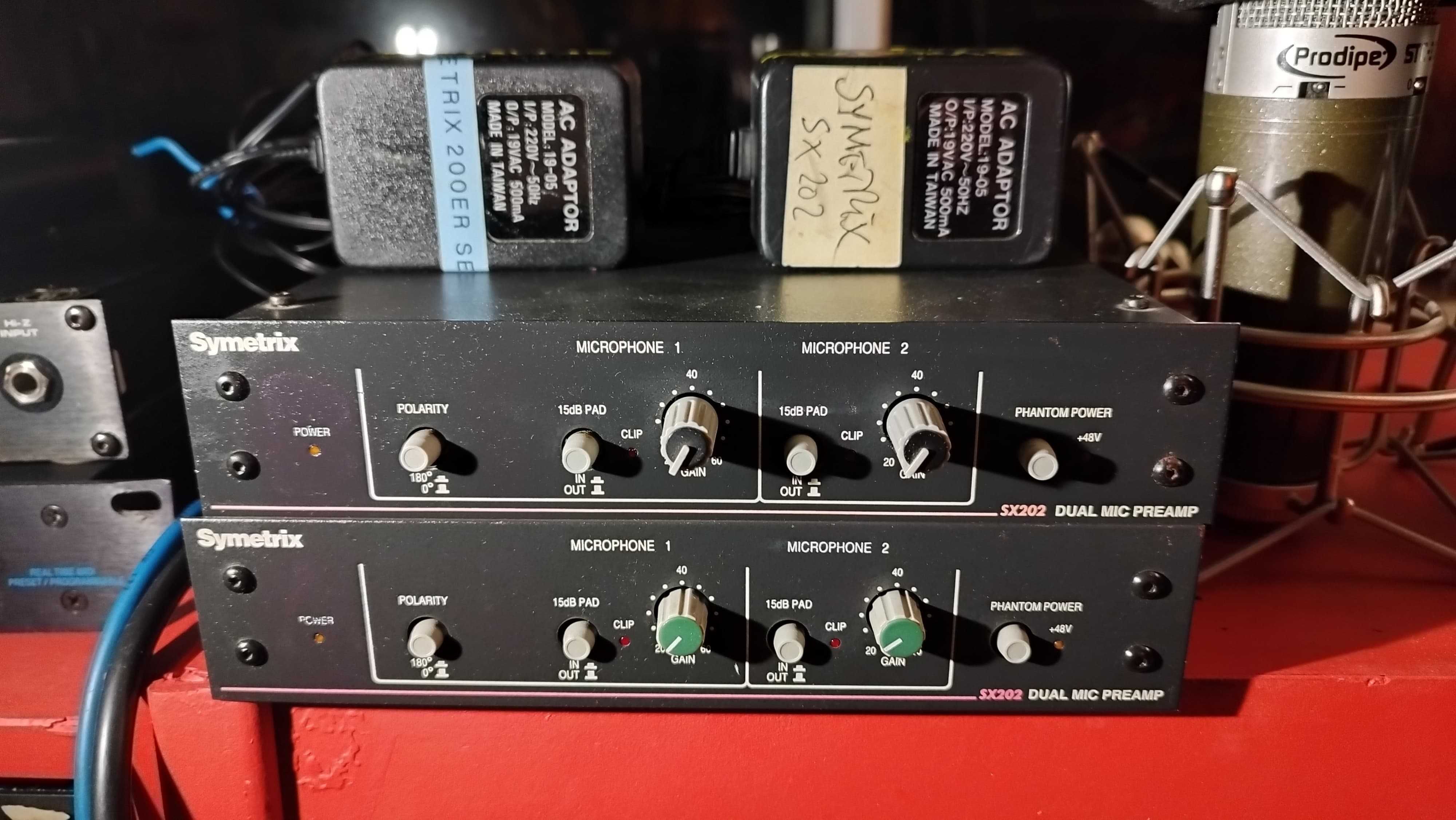 Microfones e material de estúdio/palco: AKG, Focusrite, Sennheiser etc