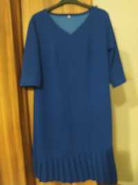 Sukienka kobaltowa z plisowanym dołem