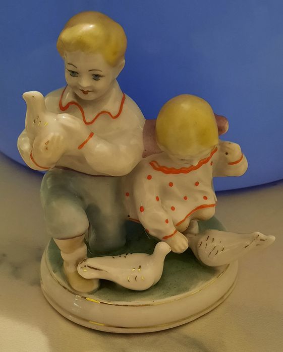 Статуэтки фарфоровые.