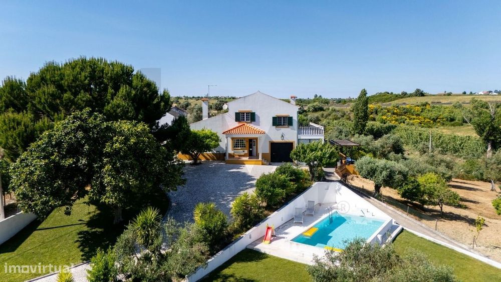 Luxo Absoluto em Perofilho | Piscina e 4.000 m2 de Terreno Privado