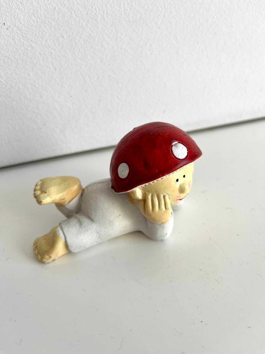 Ceramiczna figurka skrzat grzybek