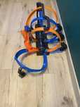 tor hotwheels pętla grozy +
3 samichodziki hot wheels GRATIS.