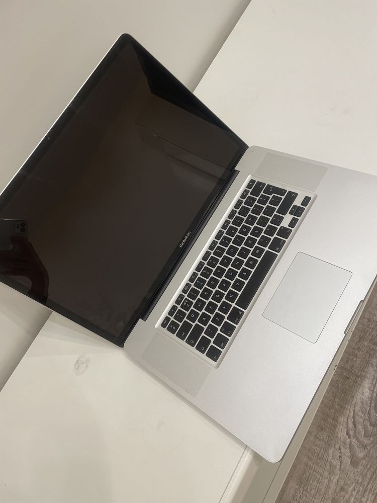 Uszkodzony laptop MacBook Pro model A1297 17 cali