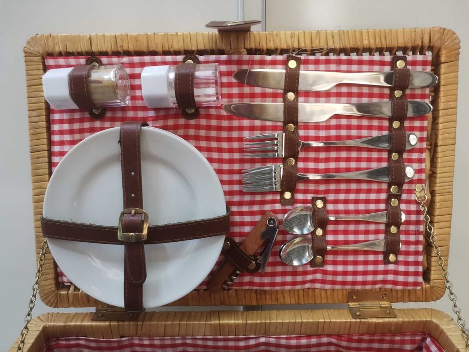 Walizka piknikowa, duża,zadbana, wym. 46x30x21 cm, komplet na 4 osoby