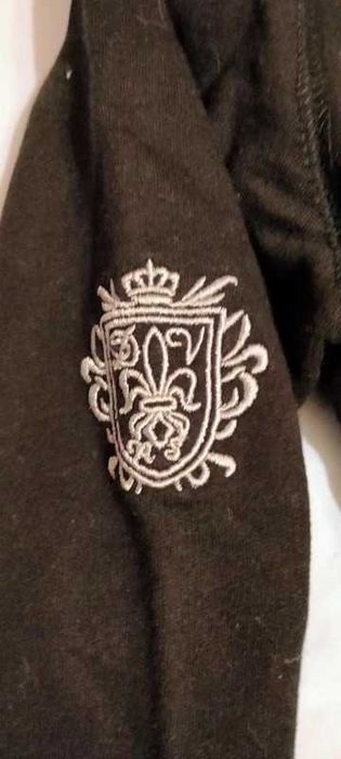 Czarna bluza z kapturem dekolt w serek kieszeń kangur L