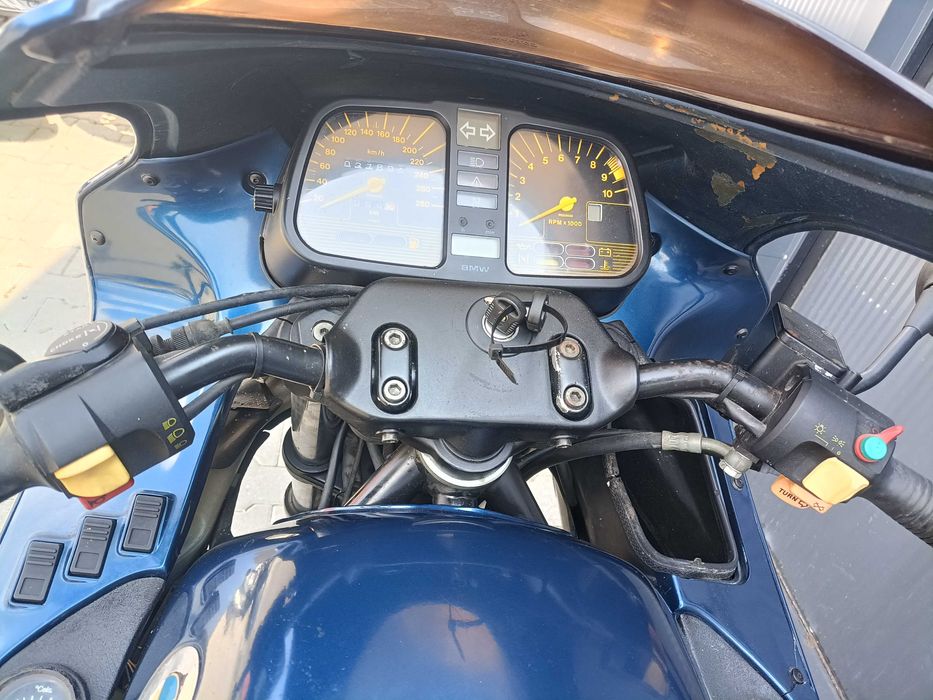 BMW K1 z dokumentami