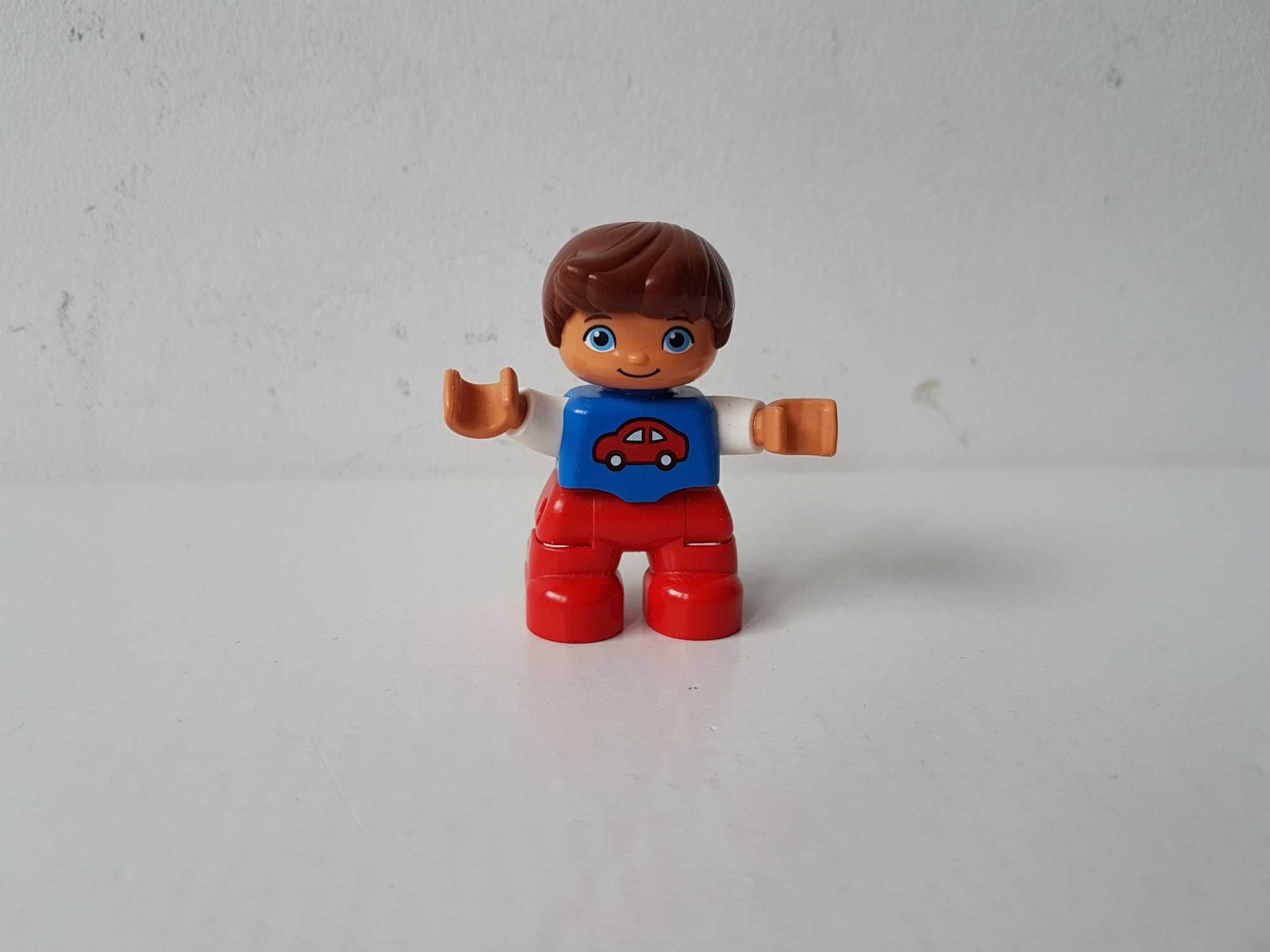 Figurka LEGO DUPLO chłopiec z autkiem na bluzce Pociąg z cyferkami