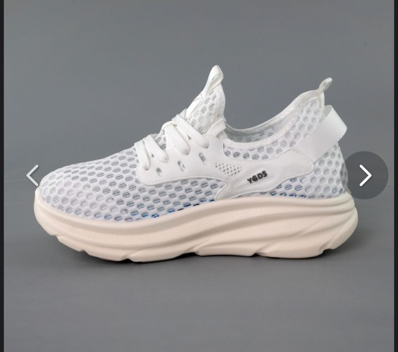 Білі літні кросівки