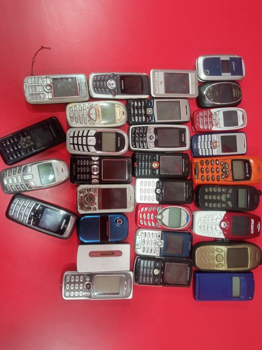 Лот різних моделей телефонів в колекцію