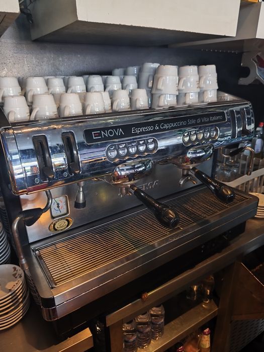 Máquina de café a trabalhar 100%