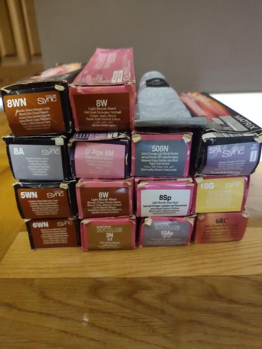 Sprzedam farby Matrix– napoczęte, w każdej jest połowa lub więcej

Fa