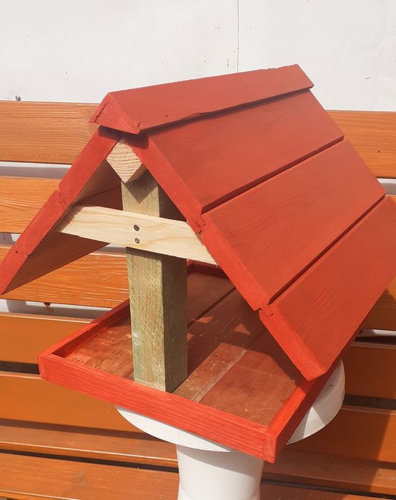 Karmik  dla ptaków z budką