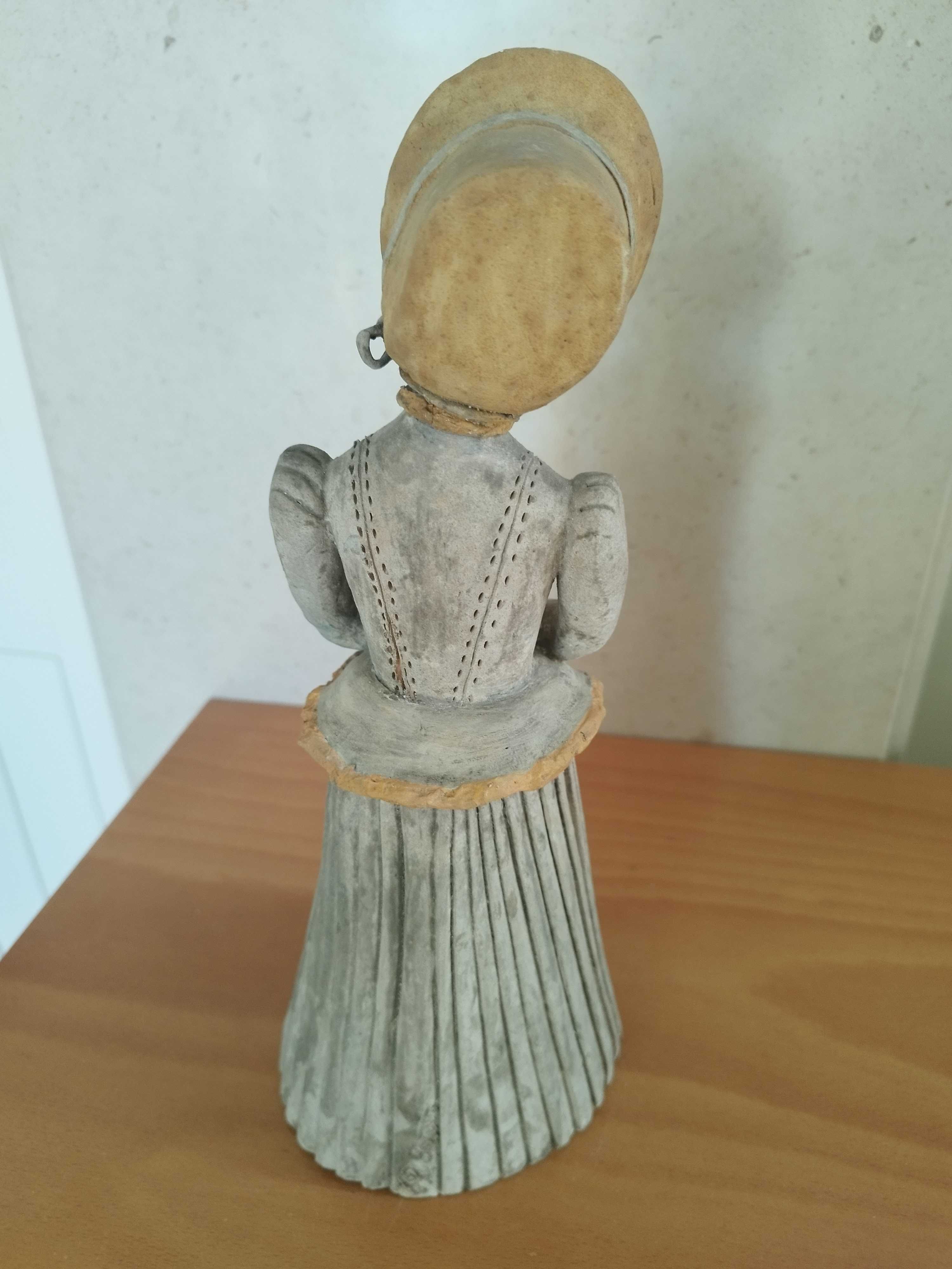 Damas antigas ricamente vestidas da autoria da Ernestina Batalha