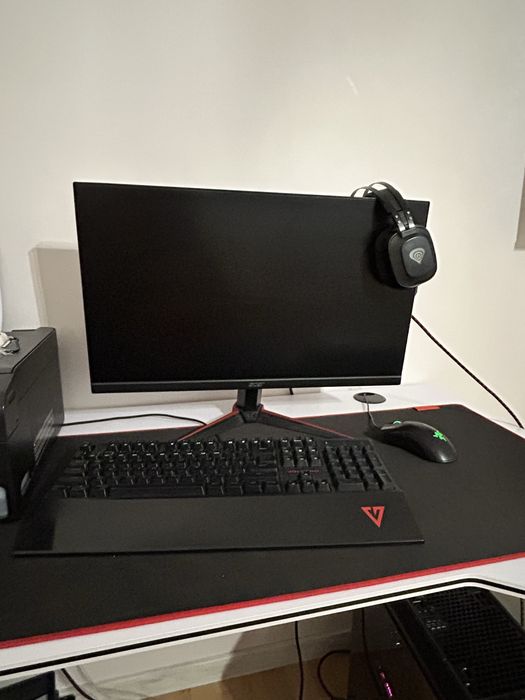 Komputer Gamingowy z procesroem oraz pełnym wyposażeniem