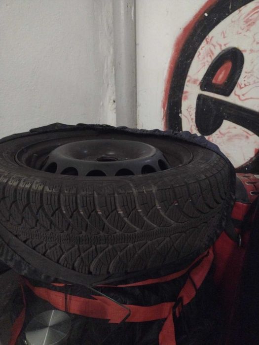 sprzedam 4  opony zimowe na stalowych felgach +kołpaki Toyota Aygo/