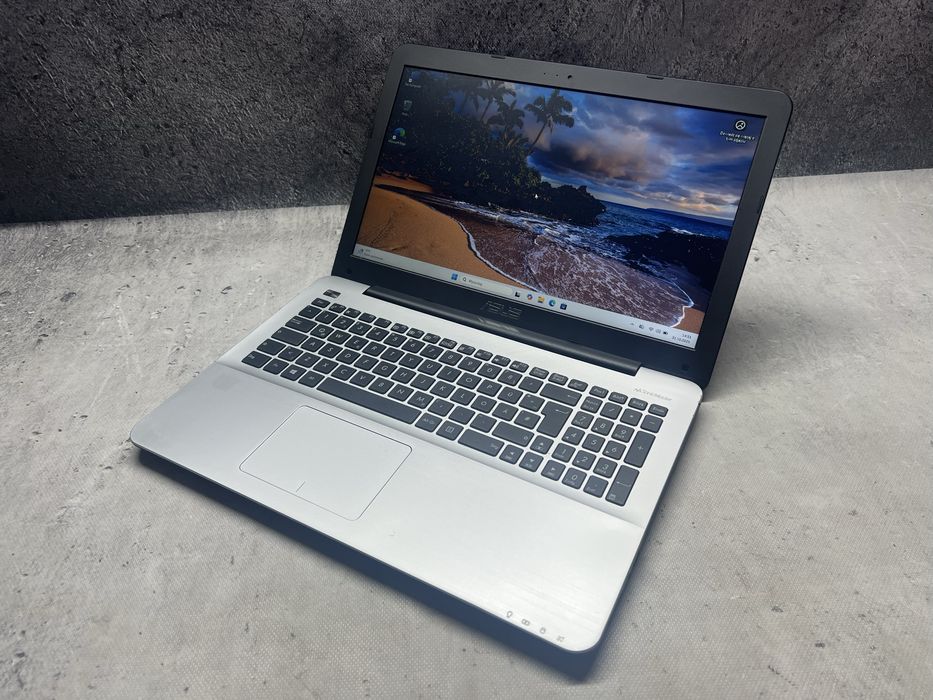 ASUS X555 / i5 6200u 2.8GHz / 8GB DDR / 128SSD / GF 930 / 15.6 HD /W11