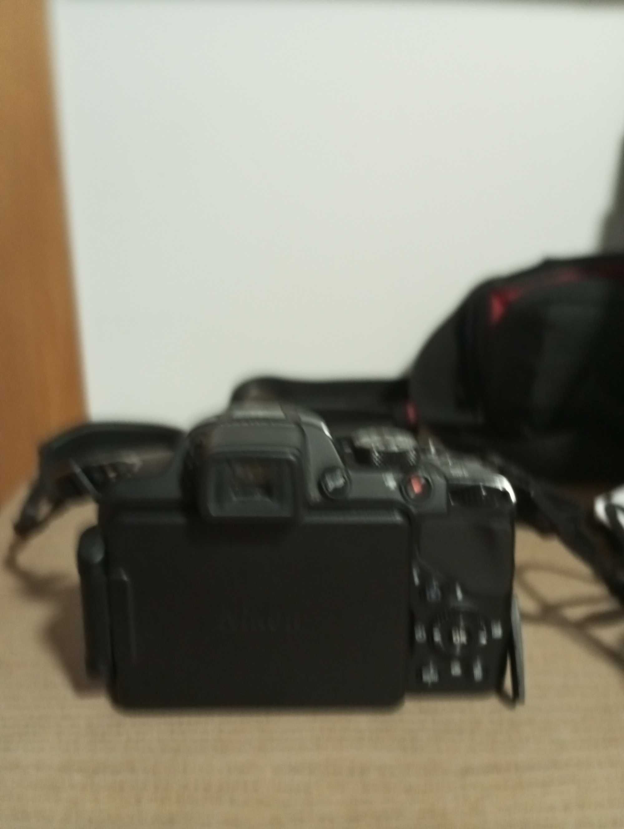 Câmera Nikon Coolpix P520 + Bolsa + Acessórios–Para Peças ou Reparação