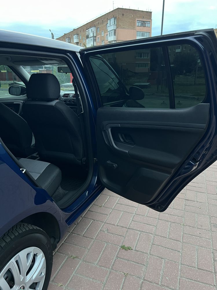 Продам Skoda Fabia 2011 года газ-бензин