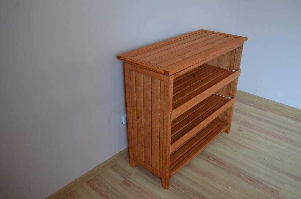 Drewniana szafka z wysuwanymi szufladami
