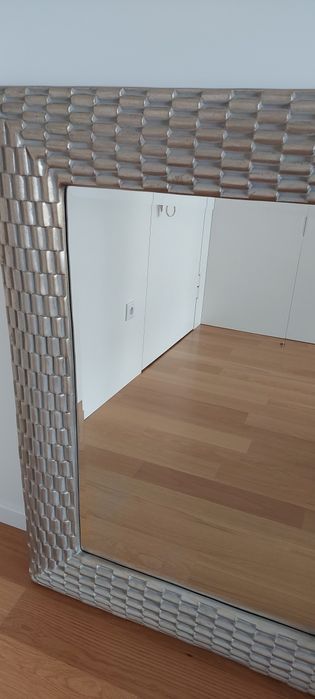 Espelho decorativo com moldura em madeira