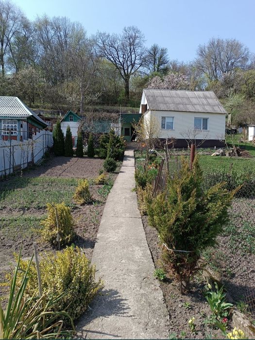 Продаж окремо стоячого будинку зі зручностями і ремонтом .