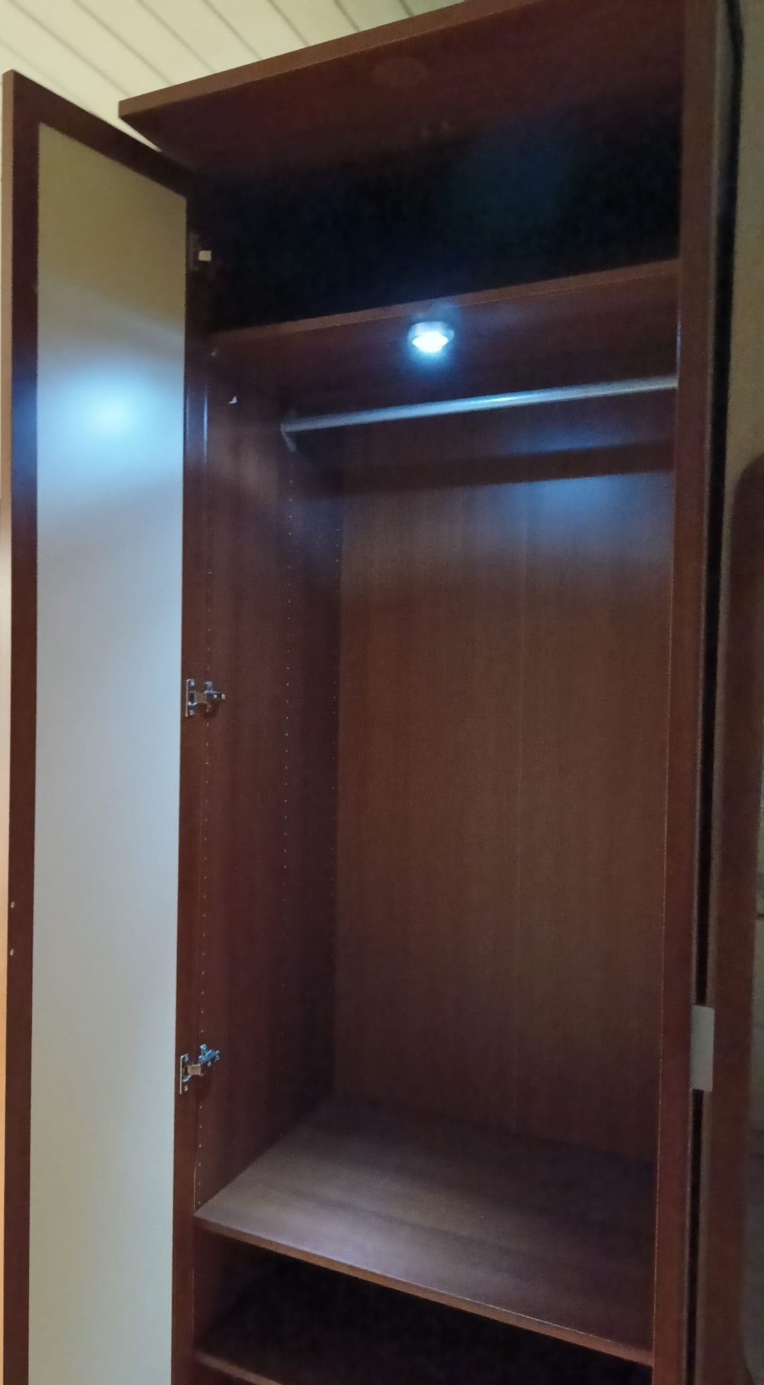 Szafa pojemna, idealna do przedpokoju