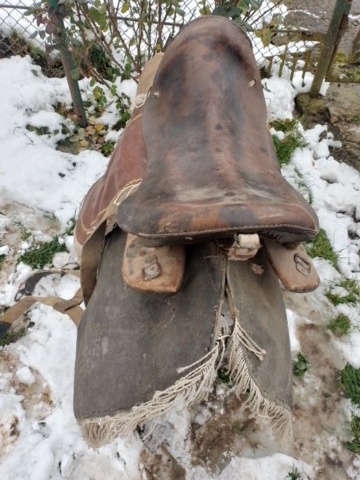 Сідло для верхової їзди на конях