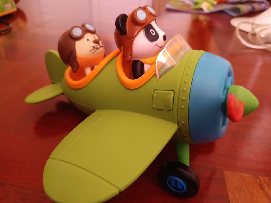 Avião do Panda e figuras
