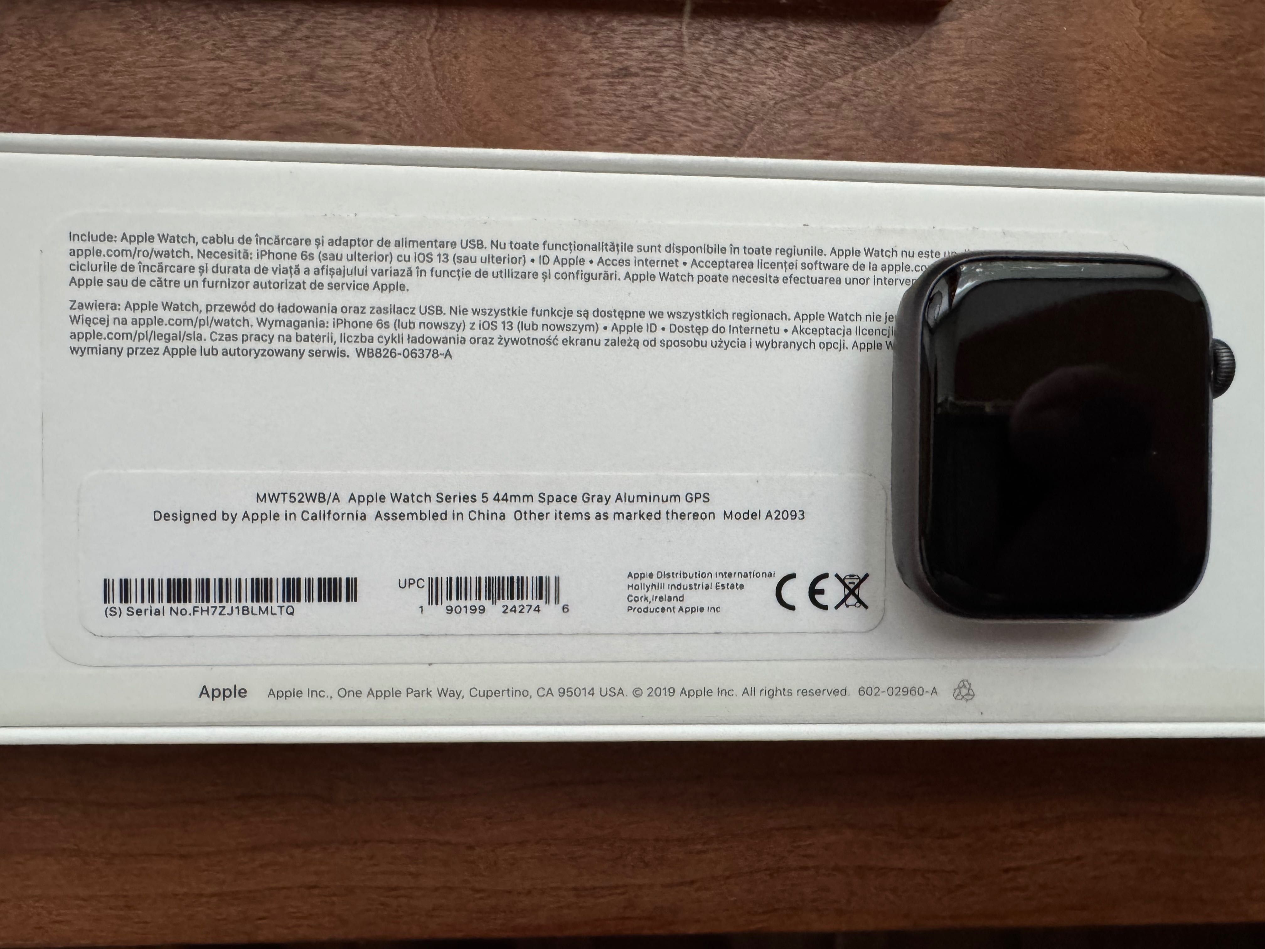 Apple Watch 5, 44mm, zestaw z ładowarką, stojakiem i 4 paskami