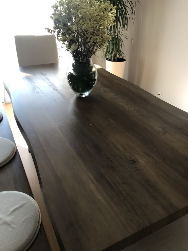 Mesa de jantar com 2 bancos