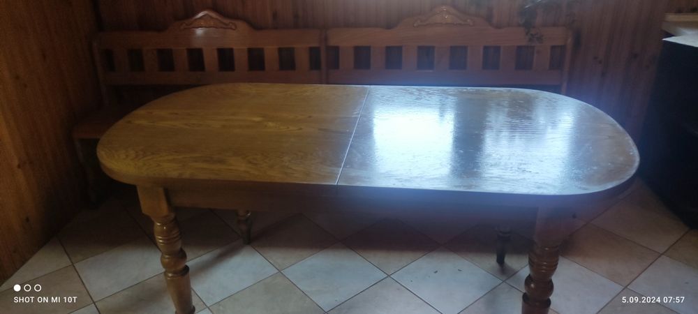 Sprzedam ładny stół rozkładany wraz z dwoma drewnianymi ławami