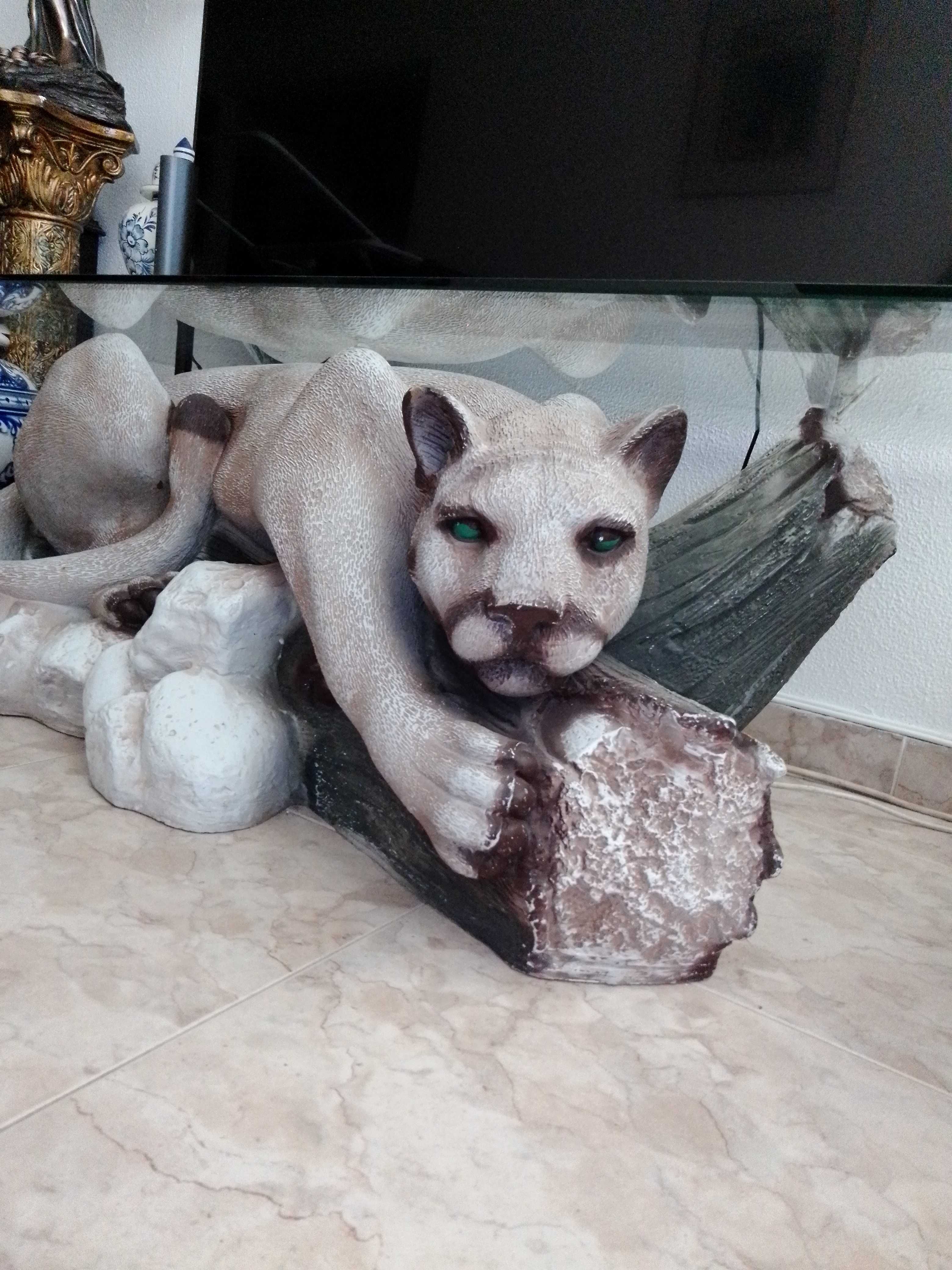 mesa de vidro com tigre