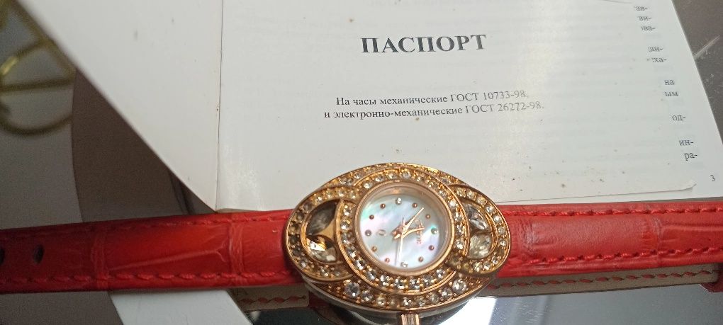 Годинник жіночий з золотими фрагментами циферблату і стрілками (вживан