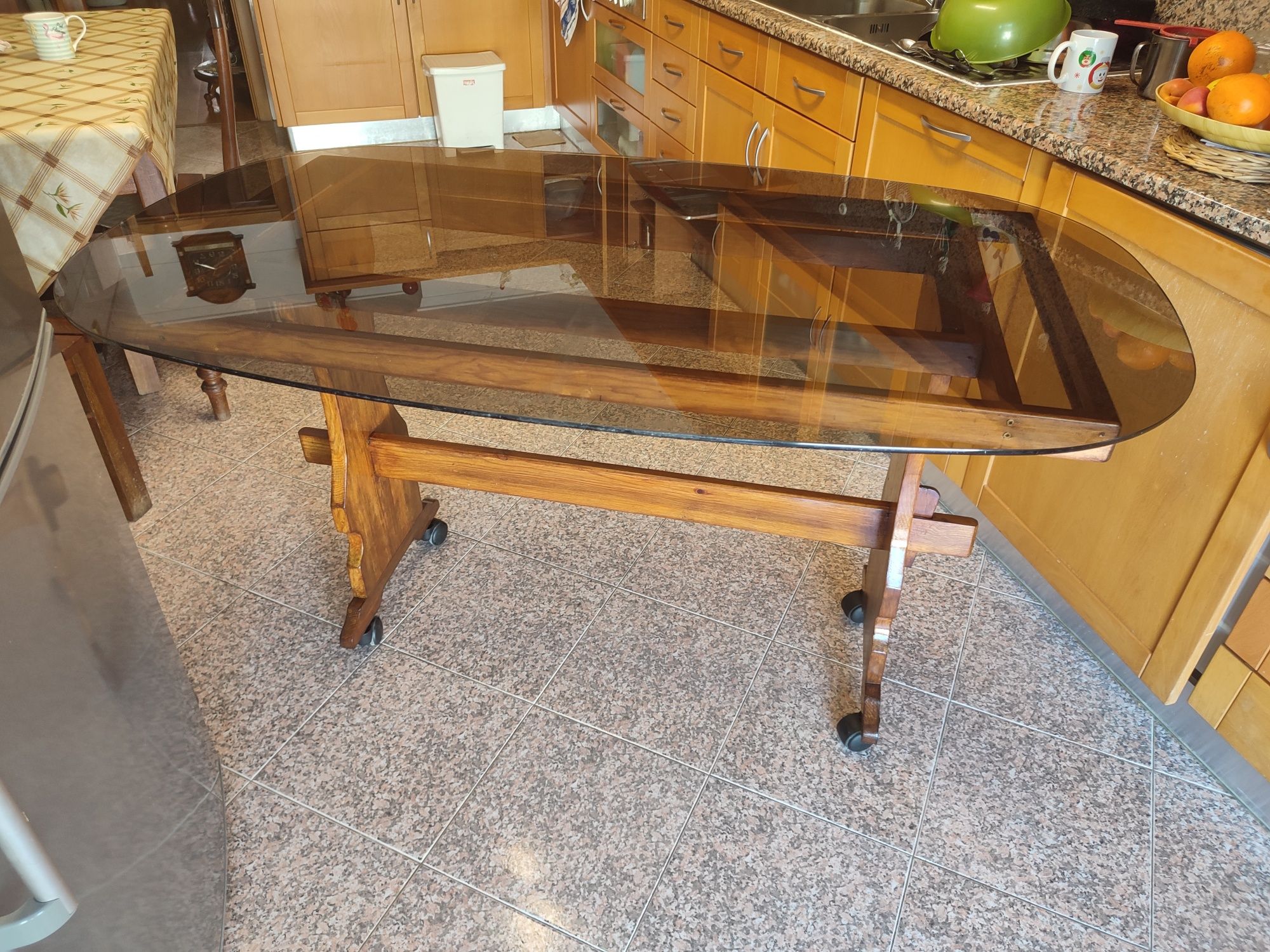 Mesa cozinha em madeira maciça e vidro