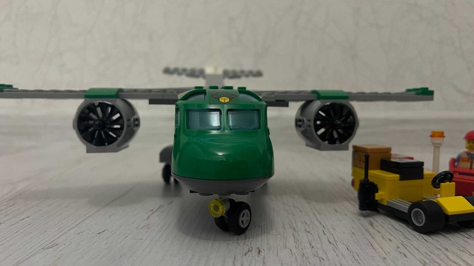 Конструктор LEGO Вантажний літак в Аеропорту (60101)