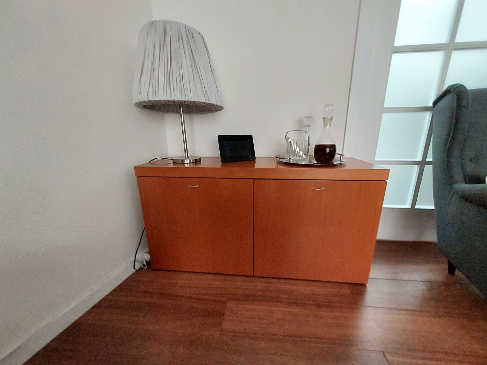 Conjunto móveis e mesa de sala com cadeiras