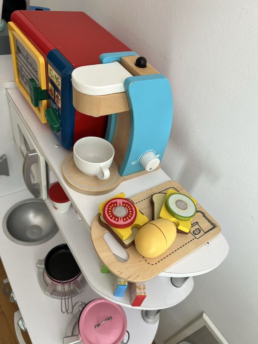 Kuchnia dla dzieci KidKraft z akcesoriami kuchennymi.