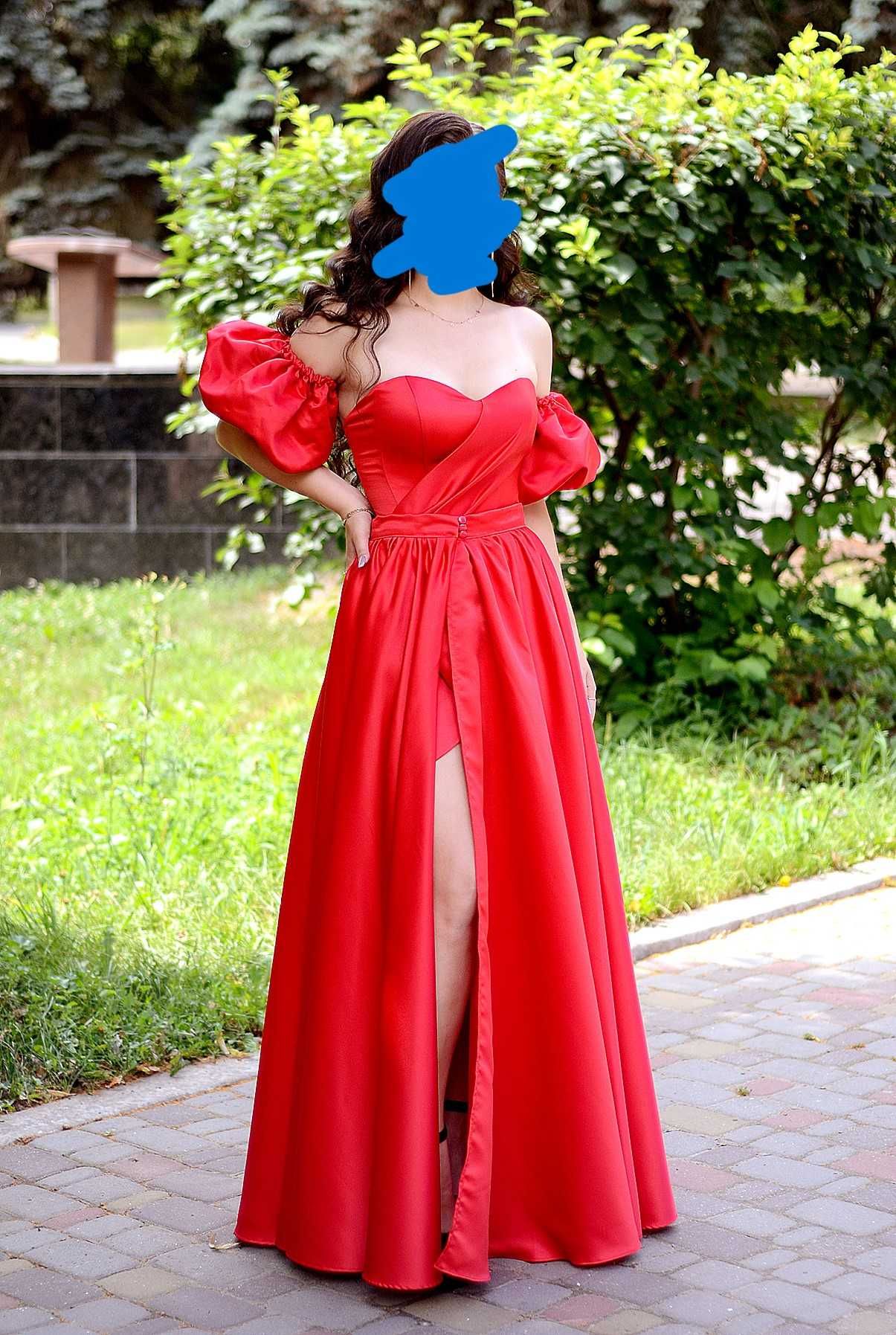 Випускна сукня червоного кольору